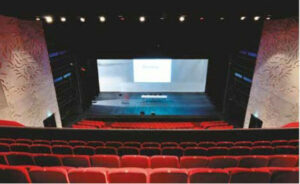 9. Théâtre de Saint-Nazaire - La scène vue du dernier rang du balcon Photo © Patrice Morel