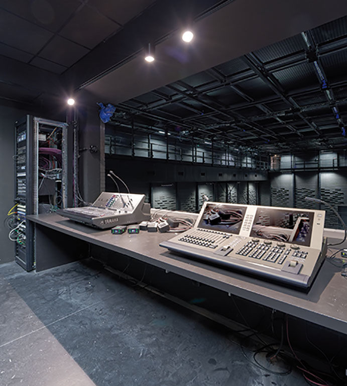 Postes de régies son et lumière, salle des Possibles