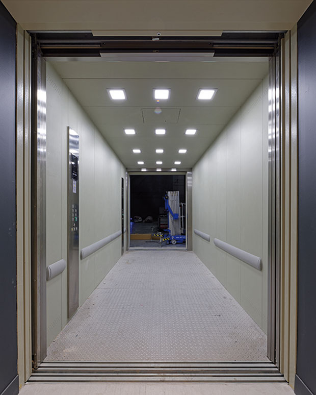 Ascenseur monte-charge de la cage de scène