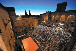 Cinquième Cour en 2002, scénographique de Guy-Claude François Photo © Festival d’Avignon