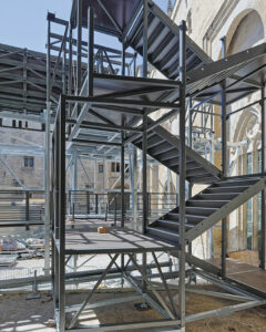 Tour escalier à cour - Photo © Patrice Morel