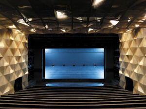 Grande salle, côté scène, fosse abaissée - Photo © Régis Golay, Federal Studio