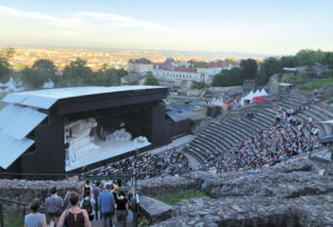 Falaise de marbre vs amphithéâtre antique - Photo © Benjamin Nesme