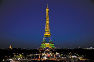 Les lumières du Japon habillent la Tour Eiffel