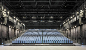 Configuration frontale, public assis - Photo © Blond & Roux architectes