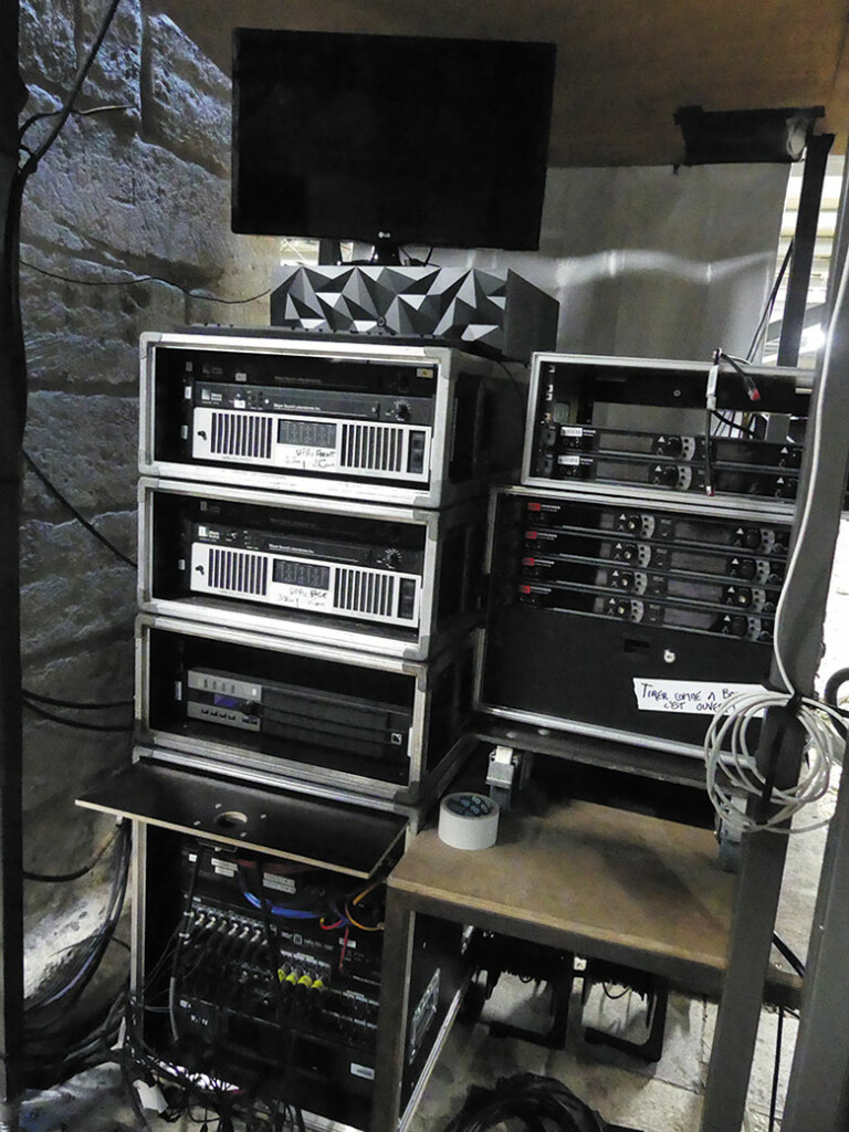 Processeur Holophonix et rack d’amplis, sous la scène - Photo © RL