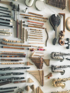 La collection d’instruments à l’atelier mobile - Photo © Géraldine Mercier