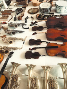 La collection d’instruments à l’atelier mobile - Photo © Géraldine Mercier