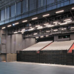 À l’arrière du cadre, continuité scène/salle