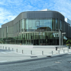 Parvis, façade principale, entrée publique