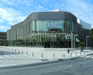 Parvis, façade principale, entrée publique