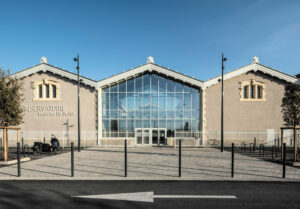 Parvis du CRI, entrée principale, façade nord