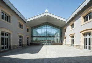 Atrium ouvert, cour intérieure, entrée principale