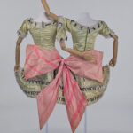 Costumes de Christian Bérard, les sœurs siamoises dans Les Forains © Harley Weir - direction image Alice Gavin ; artiste associée au BNM - Photo © CNCS/Florent Giffard