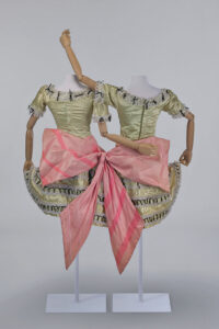 Costumes de Christian Bérard, les sœurs siamoises dans Les Forains © Harley Weir - direction image Alice Gavin ; artiste associée au BNM - Photo © CNCS/Florent Giffard