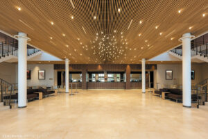Foyers sur 4 niveaux : hall principal et bar du rez-de-chaussée - Photo © Fehlmann Architectes