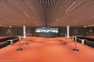 Foyers sur 4 niveaux : foyer haut et son bar - Photo © Fehlmann Architectes