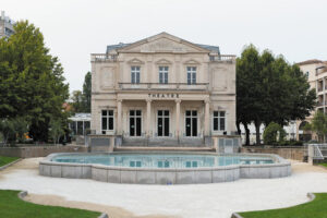 Façade de la place du Théâtre