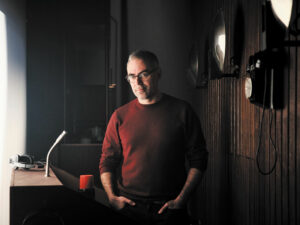 Marc Lainé dans la cabine régie du faux studio d'enregistrement - Photo © Christophe Raynaud de Lage