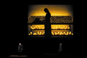 Tristan et Isolde, acte 2, la chapelle ardente - Photo © Élisa Haberer - OnP