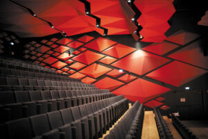 Formes pyramidales, auditorium - Photo © Yann Peucat