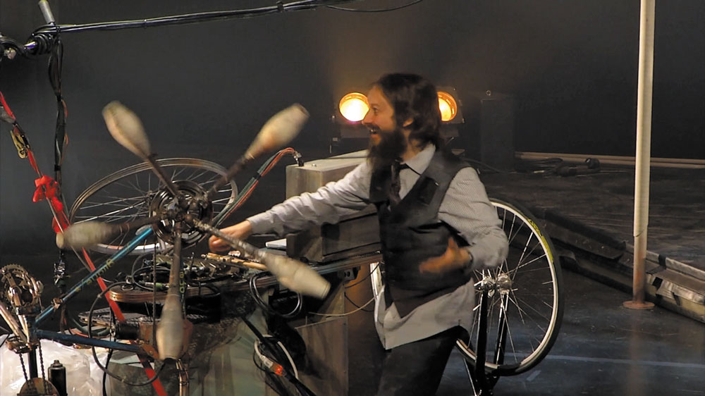 Frédéric Lebrasseur et son instrument-quilles - Photo © Machine de Cirque