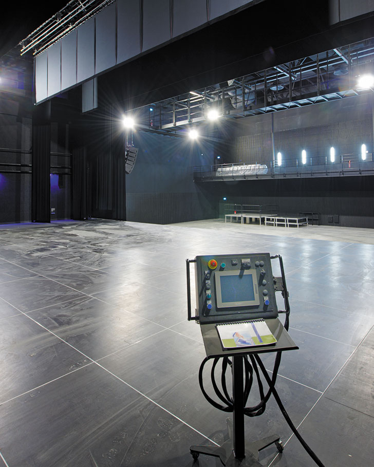 Espace scénique, fosse en praticables démontables
