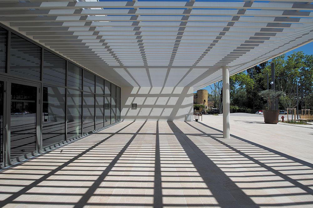 Pergola en extension à l’avant du hall principal