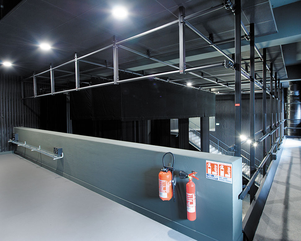 Petite scène club, régie latérale, passerelle de face