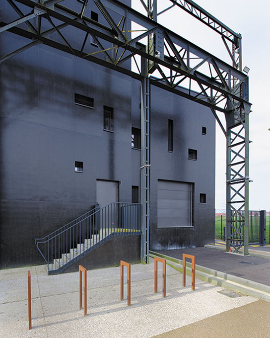Accès logistique, quai de déchargement, façade nord