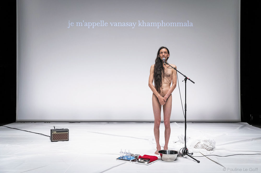 Vanasay Khamphommala dans sa pièce Écho - Photo © Pauline Le Goff