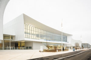 Palais des congrès, accès public, parvis - Photo © 11 h 45