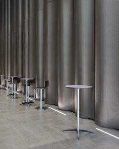 Décor acoustique en galerie de liaison, tôles perforées - Photo © Patrice Morel