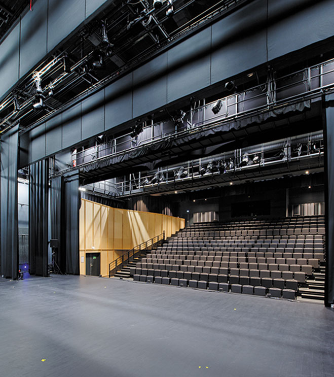 Continuité scène salle au niveau du cadre