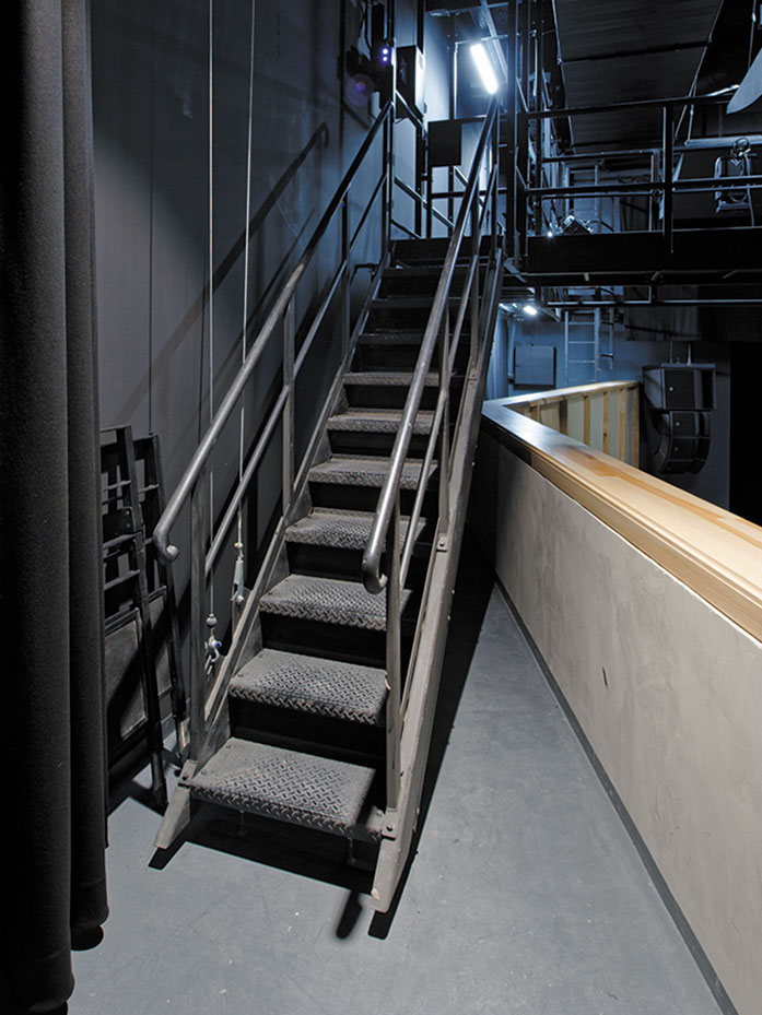 Escalier escamotable, accès aux passerelles en salle