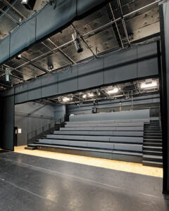Continuité scène/salle au niveau du cadre