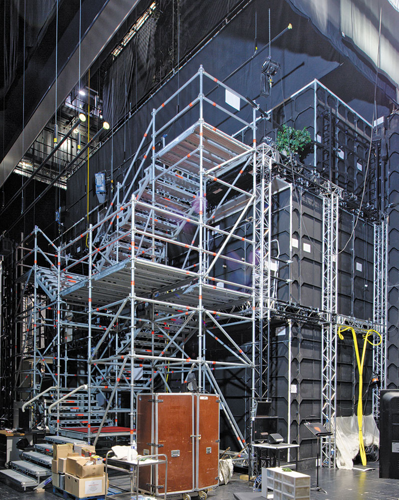 Décor adossé sur échafaudage de pied, Opéra de Lyon