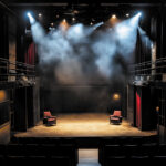 Image générée par MidJourney, prompt : “Une scène de théâtre contemporain, un décor représentant un intérieur cossu et moderne, une lumière tamisée et une vue des premiers rangs du public”. Fiabilité discutable...