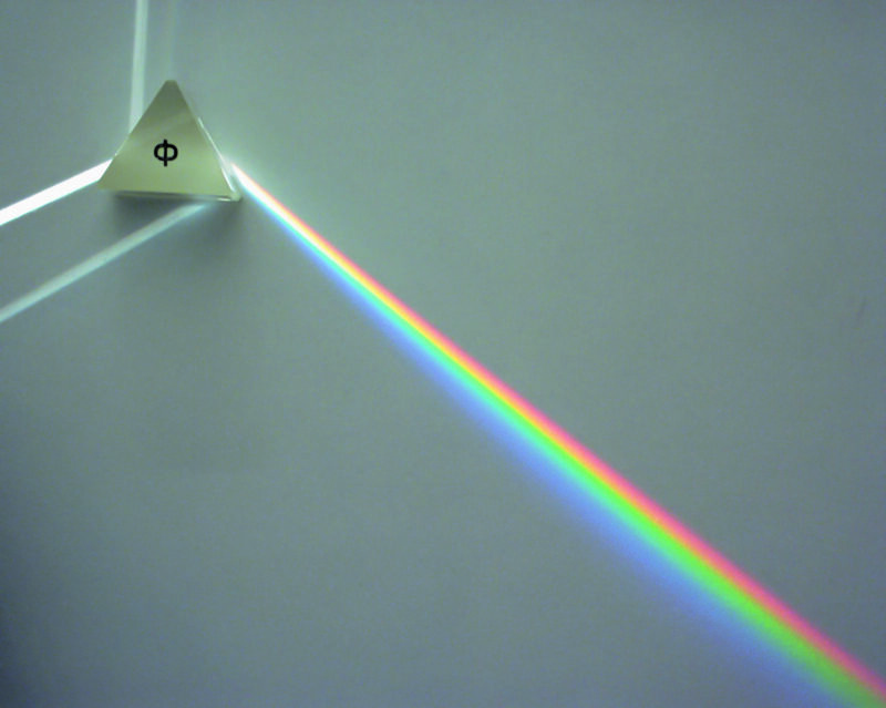 Dispersion de la lumière à travers un prisme - Document © Zátonyi Sándor- CC BY-SA 3.0