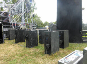 Scène Lac et son système Meyer Sound ligne sub LFC1100 - Photo © Meyer Sound