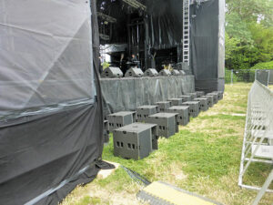 Festival Marsatac. scène Prairie avec deux lignes de L-Acoustics KS21 en configuration end fire