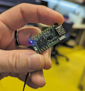 Le module R-IoT v3 muni d'un grand nombre de capteurs pour un format mini