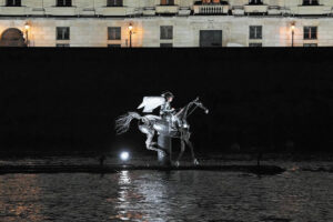Une flèche d’argent semble fendre une nuit d’encre - Photo © Atelier blam