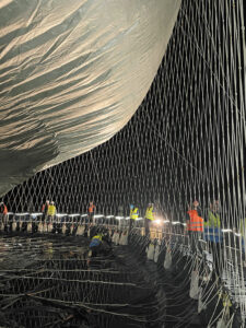 Gonflage du ballon sous filet - Photo © Benoît Probst