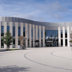 Accès public, parvis principal