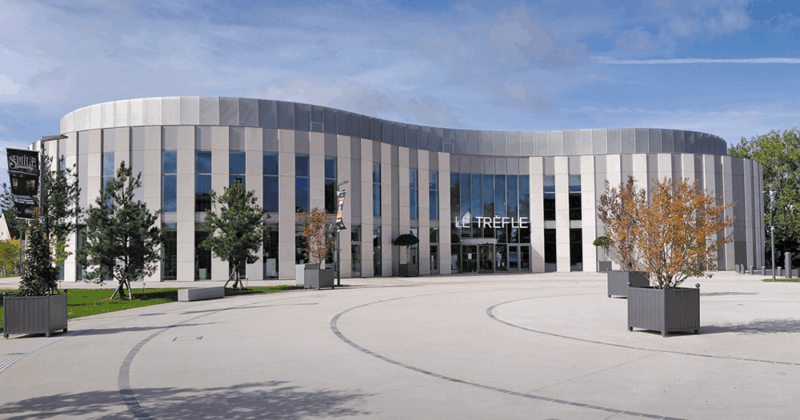 Accès public, parvis principal