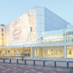 Parvis principal, accès public