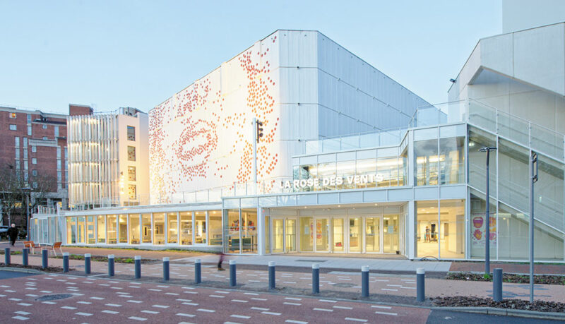 Parvis principal, accès public