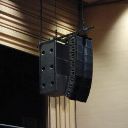 Arrangement cardio de 3 SB18 omni derrière un Kara - Photo © L-Acoustics