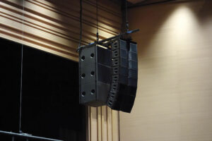 Arrangement cardio de 3 SB18 omni derrière un Kara - Photo © L-Acoustics